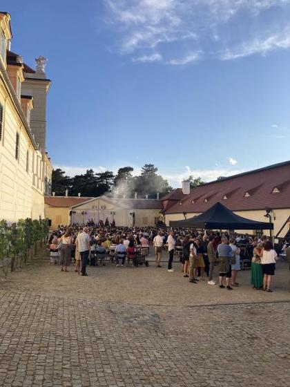 Plakát události Techtle Mechtle revue: Noc plná smíchu a hudby na Zámku Valtice!