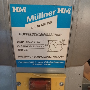 Klasická bruska se dvěma brusnými kotouči na obou stranách motoru