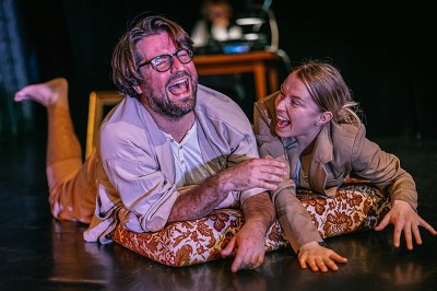 Plakát události Atatürkiáda: mezi mešitou a diskotékou