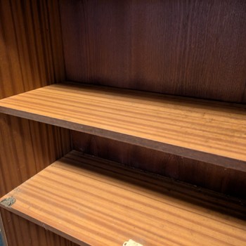 Skříňka s policemi