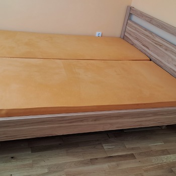 Šatní skříň a postel
