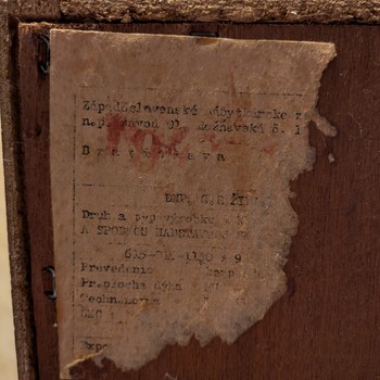 Skříňka s policemi