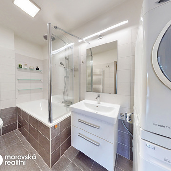 Prodej bytu 2+kk s velkým zastřešeným balkonem a parkováním v Ivančicích