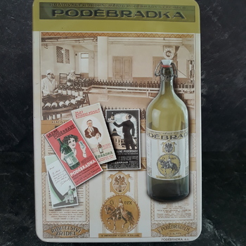 Plechové dózy od potravin.