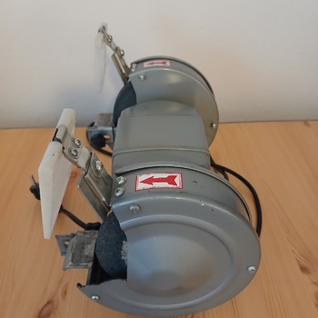 Klasická bruska se dvěma brusnými kotouči na obou stranách motoru