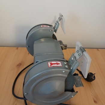 Klasická bruska se dvěma brusnými kotouči na obou stranách motoru