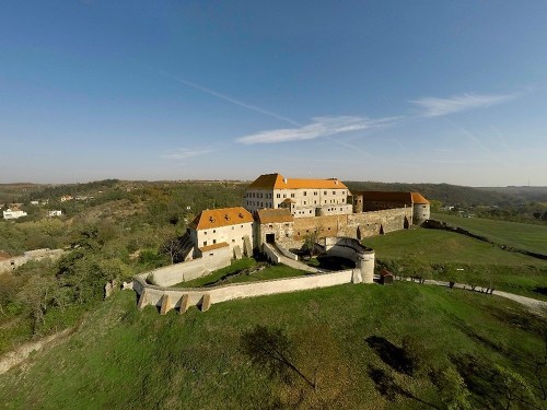 Plakát události Večer na středověkém hradě u bezedných pohárů a talířů