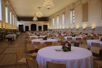 Plakát události Ples Střední vinařské školy Valtice v zámecké jízdárně