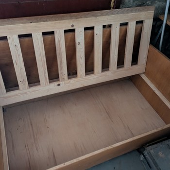 Skříňka s policemi