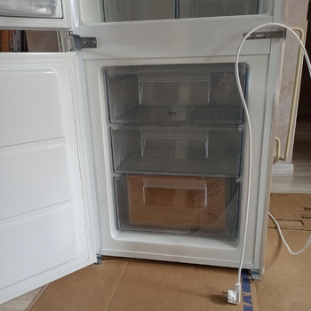 Prodám vestavnou ledničku s mrazničkou Electrolux