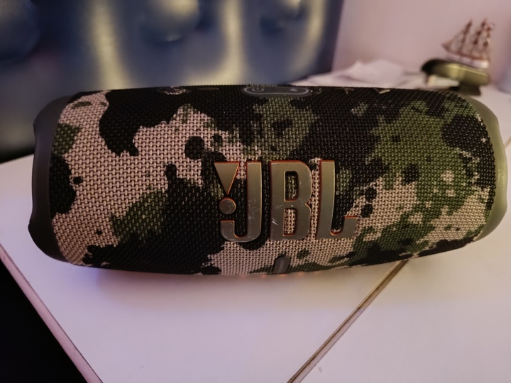 JBL Charge 5 maskované provedení