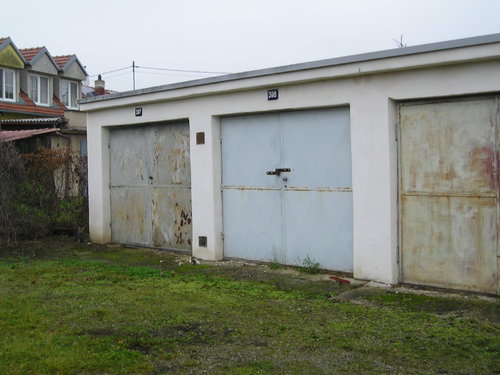 Prodám garáž na Malovansku v Ivančicích. Tel.: 721834234 po 17 hod.