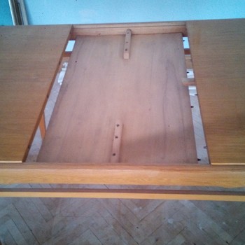 Masivní rozkládací jídelní stůl - 70. léta retro