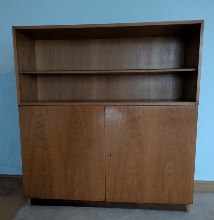 Retro dubová knihovna z roku 1956 – UP závody Třešť