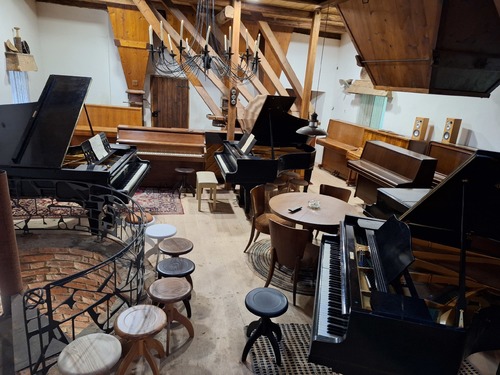 Klaviry pianina galerie Říhákův mlýn