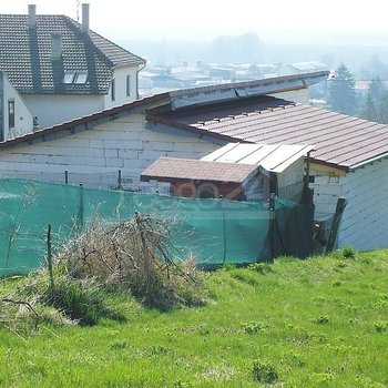 Hrubá stavba bungalovu 3+kk s terasou na klidném místě v Sivicích, CP: 1046m2, cca 10 km od Brna.