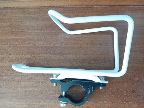 Kovový, robustní držák  láhve k připevnění na řídítka značky MERIDA.