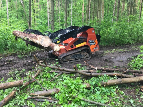 Prodáme špičkový pásový nakladač Ditch Witch SK3000
