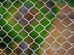 Vandal v Okříškách prostříhal plot u areálu tamní společnosti