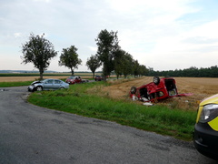 Foto: V Suchohrdlech u Miroslavi se srazilo osobní auto s dodávkou