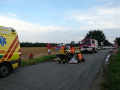 U Miroslavi havarovalo osobní auto. Na místo přijeli záchranáři a policisté
