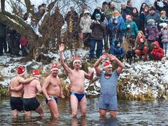 FOTO: Otužilci si na Štědrý den dali dostaveníčko nedaleko Moravských Bránic