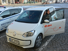 Na náměstí v Rosicích je nová nabíjecí stanici pro elektroauta