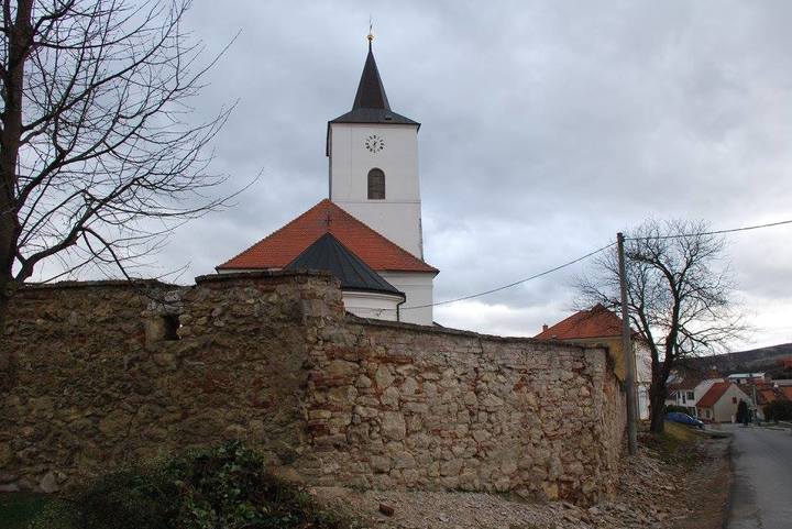 Kostel Nosislav hradby 1 + Jitka Ondryhalová.jpg