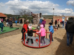 Mládež z Velkých Pavlovic si užívá na novém hřišti