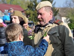 FOTO: V Pravlově vítali osvoboditele z Rudé armády šeříkovými větvičkami