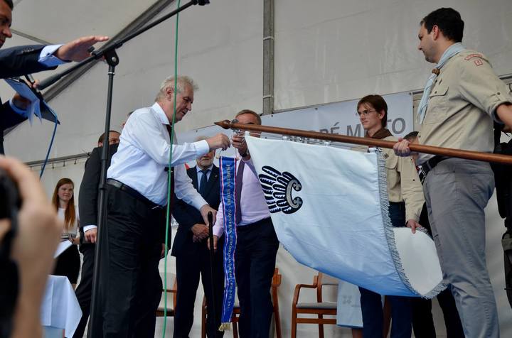 Prezident Miloš Zeman Kuřim Prapor + Město Kuřim.jpg