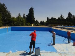 FOTO: Koupaliště v Židlochovicích otevře do prázdnin. Zatím natírá a renovuje