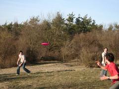 Nová atrakce v parku ve Vyškově. Jde o netradiční kombinaci frisbee a golfu
