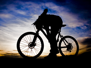 Večerní vyjížďka cyklisty u Jemnice? Kolo bez světla a 1,1 promile v krvi