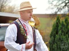FOTO: Otvírání mladého vína doprovázel v Královopolských Vážanech průvod krojů