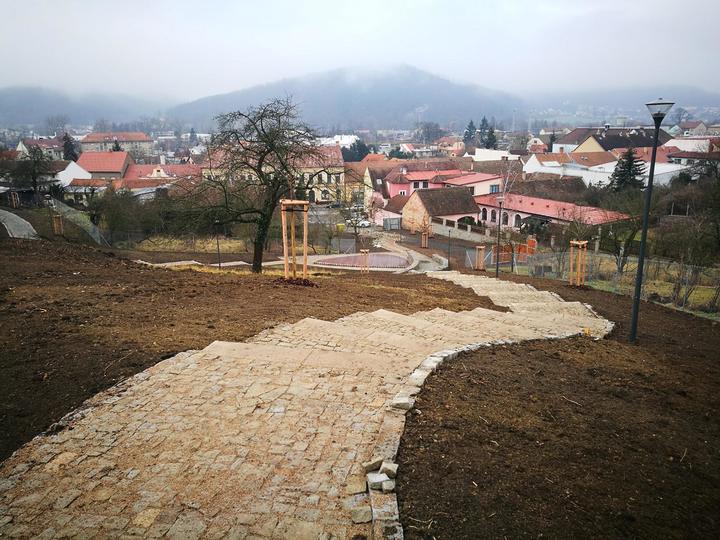 Tišnov park pod kostelem (2) + MěÚ Tišnov.jpg