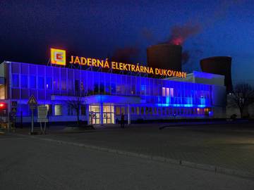 Modrá je dobrá – JE Dukovany i její zaměstnanci se zbarvili „na modro“