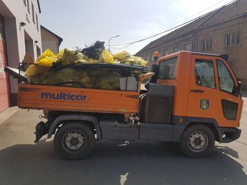 Pohořeličtí koupili elektromobil. Pomáhá s úklidem v ulicích spolu s multikárou