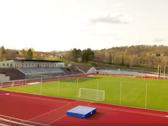 FOTO: Zrekonstruovaný atletický stadion ve Slavkově otestovalo 150 žáků