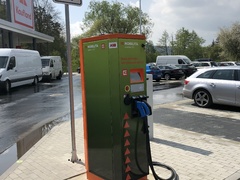 Kuřim má novou dobíjecí stanici ČEZ. Vyrostla přímo u Kauflandu