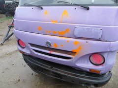 Posprejovaný trabant i bagr v Kobylnicích: Po viníkovi pátrají policisté