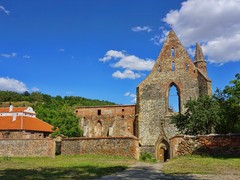 Archeologové objevili v klášteře v Dolních Kounicích ohořelou dlažbu, spony i kosti řeholních sester