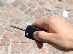 Muž v Kuřimi nechal klíče od Audi na přední pneumatice, další den byl bez auta