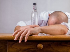 V Ocmanicích úřadoval alkohol! Pořádně opilý cyklista nevybral zatáčku, nadýchal 3,5 promile