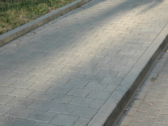 Chodník v Želivského ulici v Českém Brodě je hotový. Další práce jsou v plánu