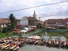Děti ze Zakřan musejí do školy po silnici