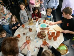 Za dva dny upletli návštěvníci infocentra 100 pomlázek a nabarvili 400 vajec