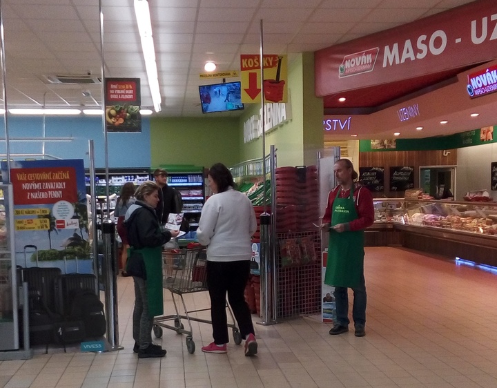 Sbírka potravin 18.5.19 v Penny.jpg