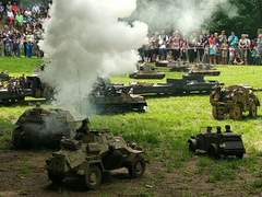 FOTO: Střelba a boj. Park Réna v Ivančicích ovládl souboj tanků v měřítku 1:6