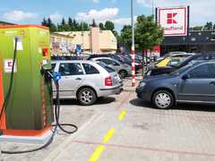Kaufland v Blansku nabízí rychlodobíjecí stanici pro elektromobily